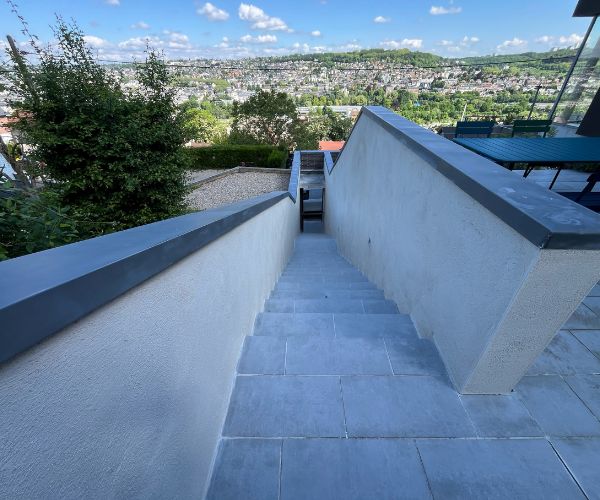 Escalier en béton et enduit vu de haut, chantier à Rouen réalisé par un artisan maçon