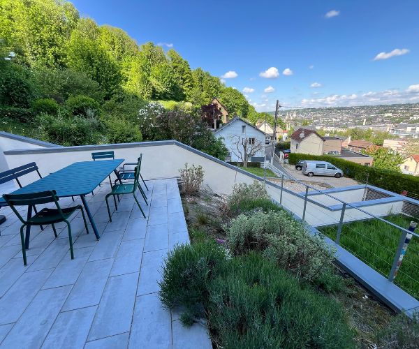Terrasse extérieure carrelée avec vue, chantier d’enduit à Rouen