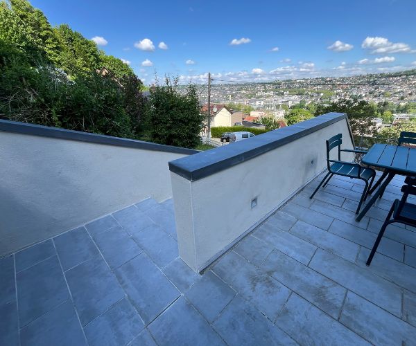 Terrasse et muret enduit menant à un escalier en béton, chantier Rouen