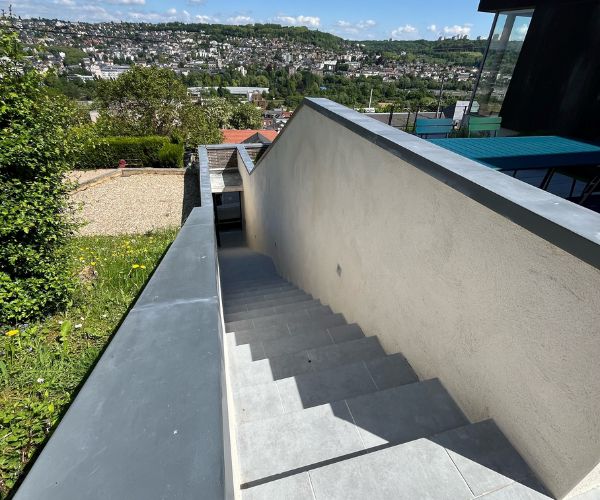 Escalier extérieur en béton et enduit, réalisé à Rouen par un artisan maçon expérimenté