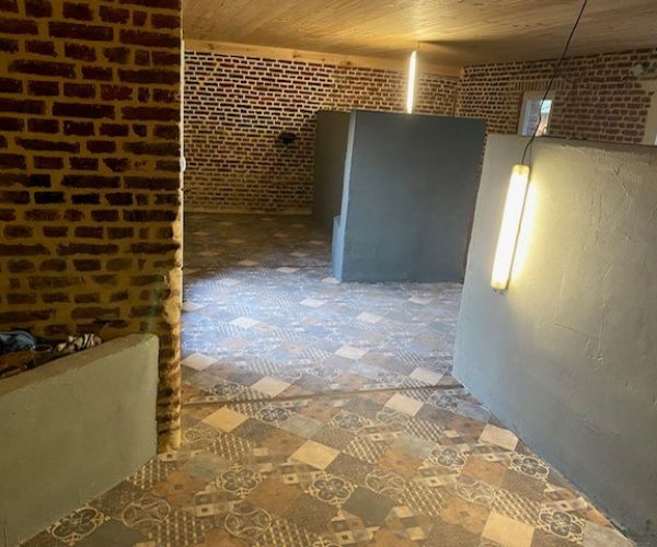 Pose du carrelage décoratif et enduits lissés sur murs rénovés