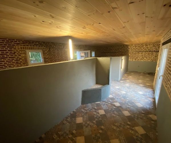 Vue générale de l’espace rénové avec cloisons et plafond bois