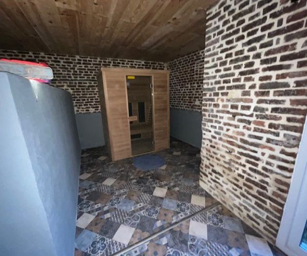 Sauna en bois installé dans l’espace rénové ancien box