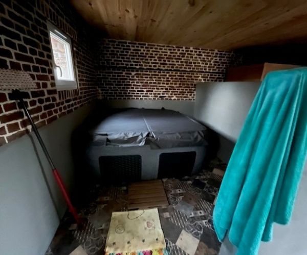 Jacuzzi dans l’espace spa rénové, ancien box transformé