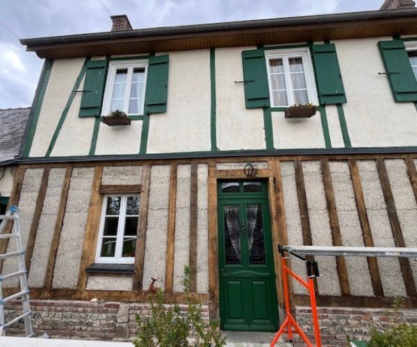 Maison à colombages en cours de rénovation avec échafaudage