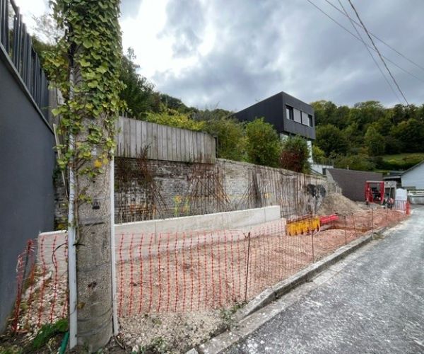 chantier de maçonnerie béton armé sur terrain en pente à Rouen