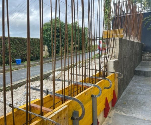 chantier de mur en béton armé avec armatures verticales