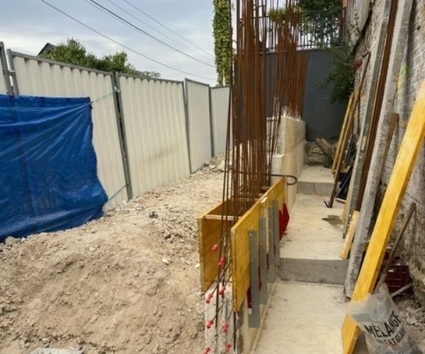 coffrage bois et ferraillage vertical pour mur béton