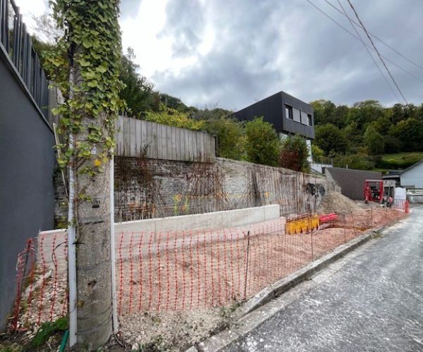 chantier de maçonnerie béton armé avec clôture de sécurité à Rouen