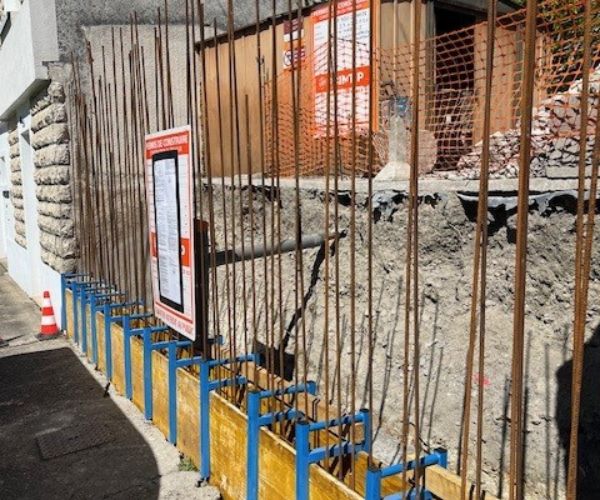 Coffrage d'un mur en béton armé en cours de réalisation à Rouen.