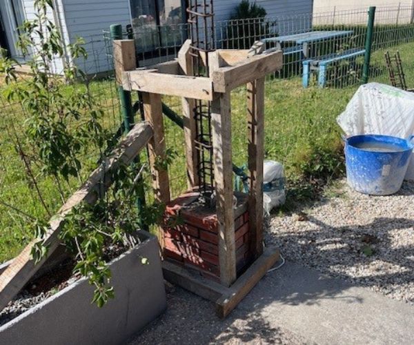 Coffrage d'un poteau en béton armé en cours de réalisation sur un chantier à Rouen.