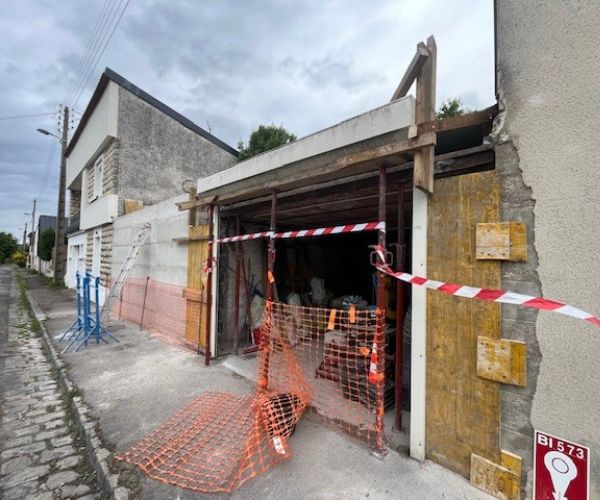 Création d'une ouverture avec renfort en béton armé sur un chantier à Rouen.