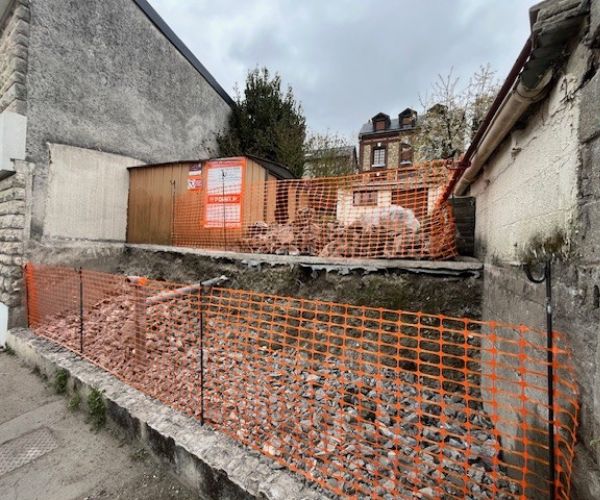 Décaissement du terrain avant réalisation d'un mur de soutènement à Rouen.