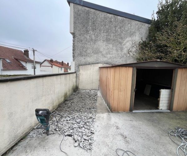 Travaux de démolition d'une dalle en béton sur un chantier à Rouen.