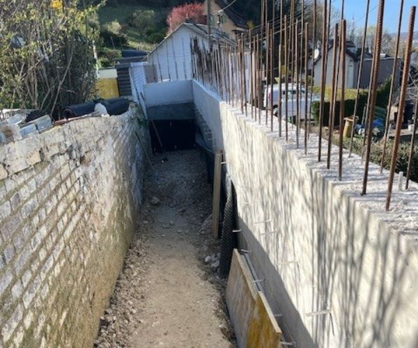 Drainage et étanchéité d'un mur de soutènement en béton armé à Rouen.