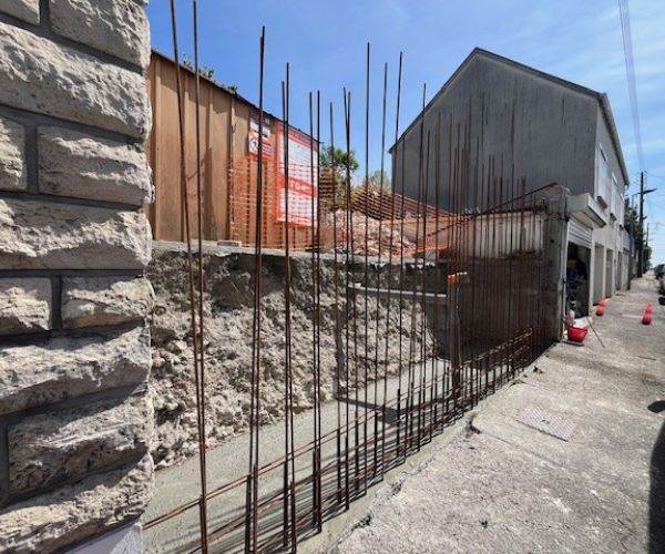 Armatures métalliques d'un mur en béton armé sur un chantier à Rouen.