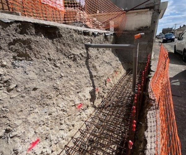 Ferraillage des fondations d'un mur de soutènement en béton armé à Rouen.