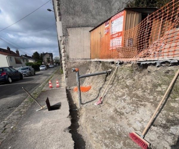 Préparation des fondations avec passage des réseaux sur un chantier à Rouen.