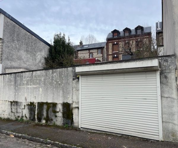 Garage avant travaux de maçonnerie sur un chantier à Rouen.