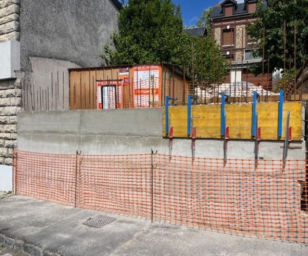 Mur de soutènement en béton armé en cours de construction à Rouen.