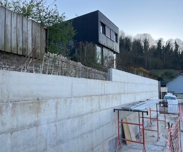 Mur de soutènement en béton armé terminé réalisé par un artisan maçon à Rouen.