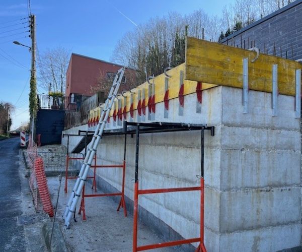 Mur de soutènement en béton armé en cours de coffrage à Rouen.