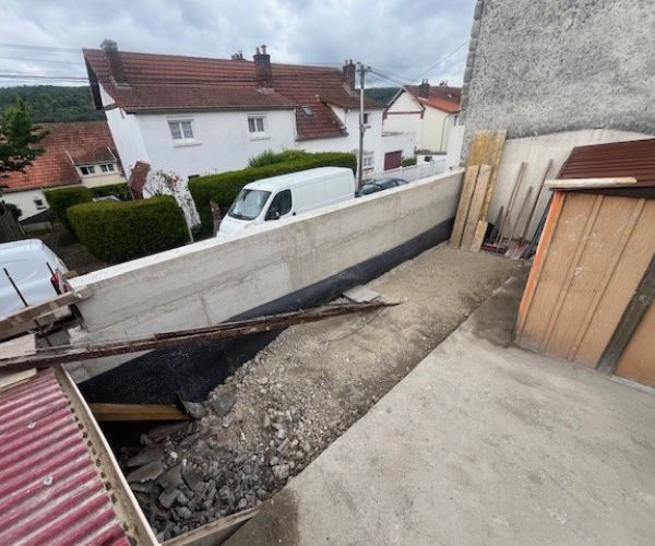 Mur de soutènement en béton armé terminé sur un chantier à Rouen.