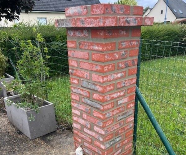 Pilier de portail en briques réalisé par un artisan maçon à Rouen.