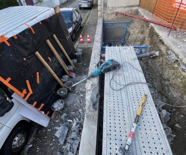 Préparation d'un chantier de mur de soutènement à Rouen.