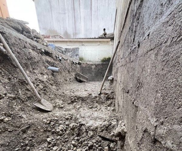 Terrassement pour fondations d'un mur en béton armé à Rouen.